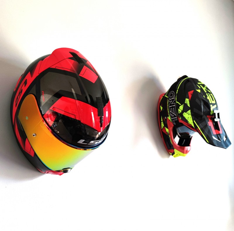 Helm und Lederkombi Halterung